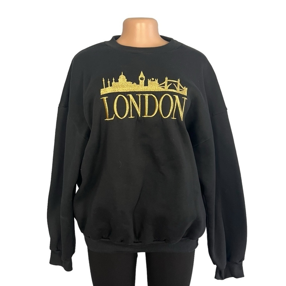 3/$30 ☀️ Vintage Exclusively Churchill London Embroidered Black Sweatshirt